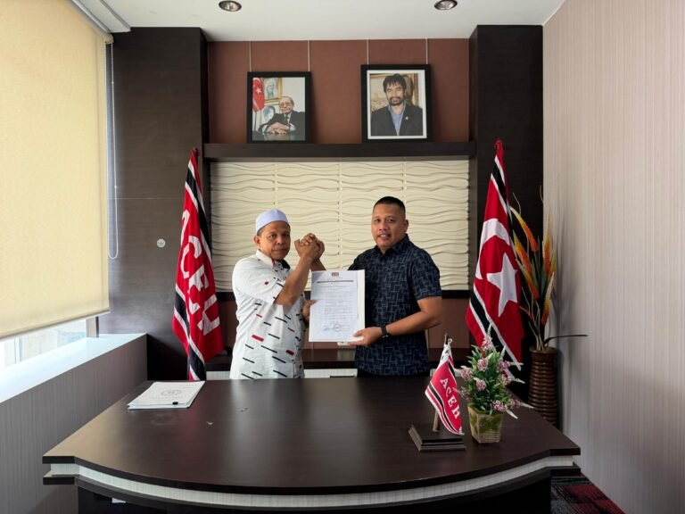DPP Partai Aceh Serahkan SK Definitif Kepada Haji Maop Nahkodai DPW PA Aceh Timur 