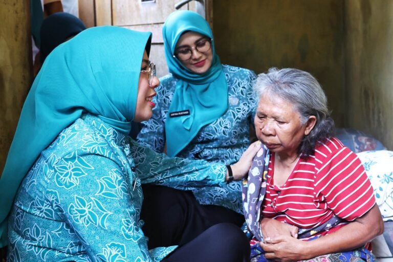 Tinawati Andra Soni Temui Masita, Beri Pendampingan Lansia Sebatang Kara di Kota Serang 