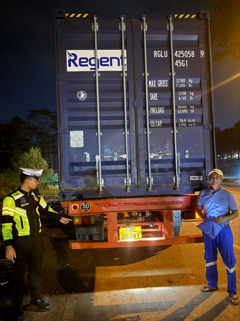 Patroli Malam Satlantas Polresta Barelang Tindak Truck Trailer Tanpa Lampu Rem Demi Keselamatan Pengguna Jalan