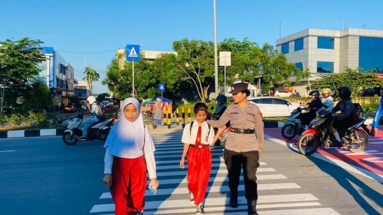 Polwan Polresta Barelang Laksanakan Pengaturan Lalu Lintas dan Pengamanan Penyebrangan Siswa di SDN 001 Sungai Panas
