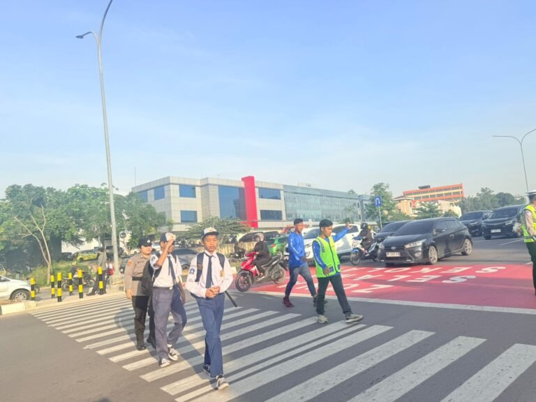 Polwan Engku Putri Hadirkan Rasa Aman bagi Pelajar SDN 001 Sungai Panas melalui Pengaturan Lalu Lintas Pagi Hari