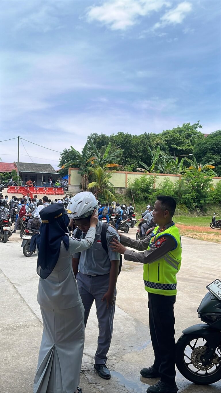 Ditlantas Polda Kepri Edukasi Pelajar SMKN 5 Batam Melalui Sosialisasi Keselamatan Berkendara