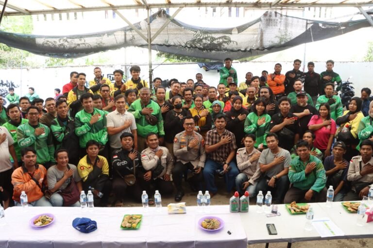 Polresta Barelang Gelar Bakti Sosial Pembagian Oli dan Cuci Kendaraan Gratis untuk Driver Online Batam