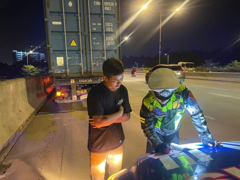 Satlantas Polresta Barelang Tindak Truck Trailer Tanpa Lampu Rem Demi Keselamatan Pengguna Jalan