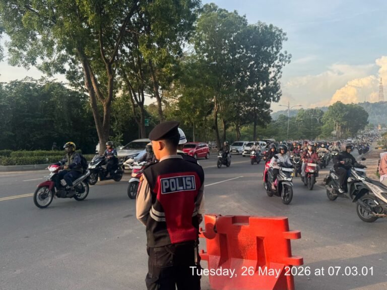Personel Satsamapta Polresta Barelang Laksanakan Strong Point Pagi untuk Kelancaran Arus Lalu Lintas di Kota Batam