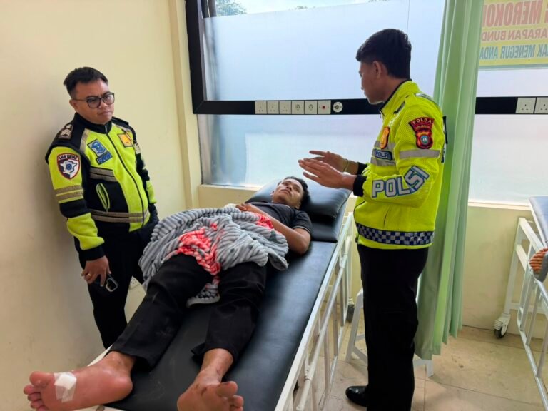 Terima Laporan 110, Satlantas Polresta Barelang Berikan Pertolongan Korban Laka Lantas di Bengkong