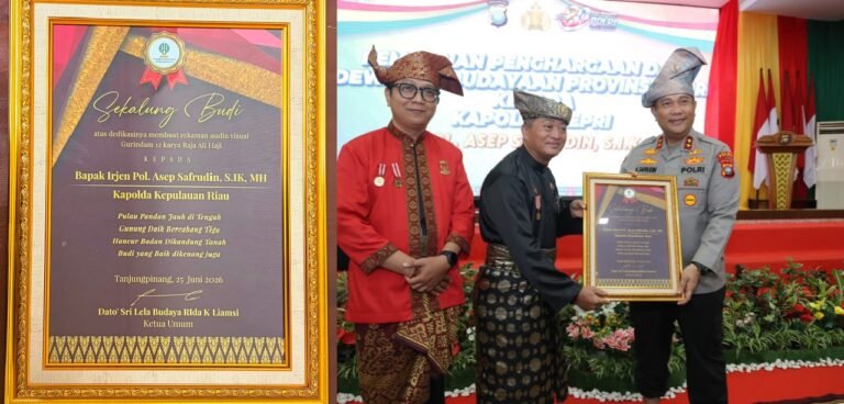Kapolda Kepri Terima Penghargaan “Sekalung Budi” Atas Dedikasi Membuat Rekaman Audiovisual Gurindam 12 Karya Raja Ali Haji