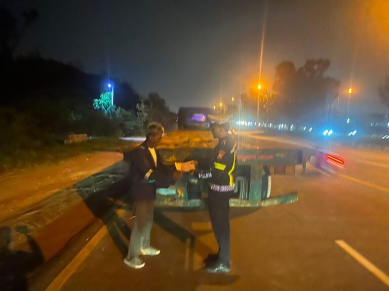 Satlantas Polresta Barelang Gelar Patroli Malam dan Tindak Truk Trailer Tanpa Lampu Rem Demi Ciptakan Keselamatan Berlalu Lintas