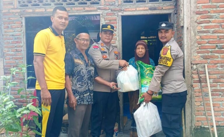 Kapolsek Idi Rayeuk Tebar Kepedulian Lewat Program Jum’at Berkah