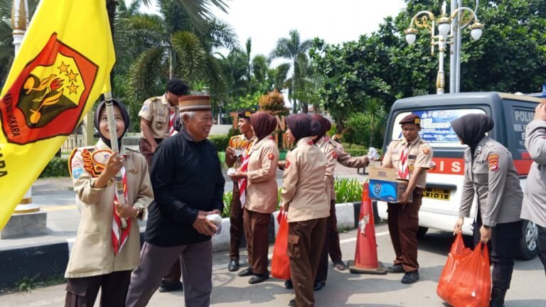 Satbinmas Polres Cilegon Gelar “Jumat Berkah”, Bagikan 110 Nasi Bungkus ke Jamaah dan Ojol