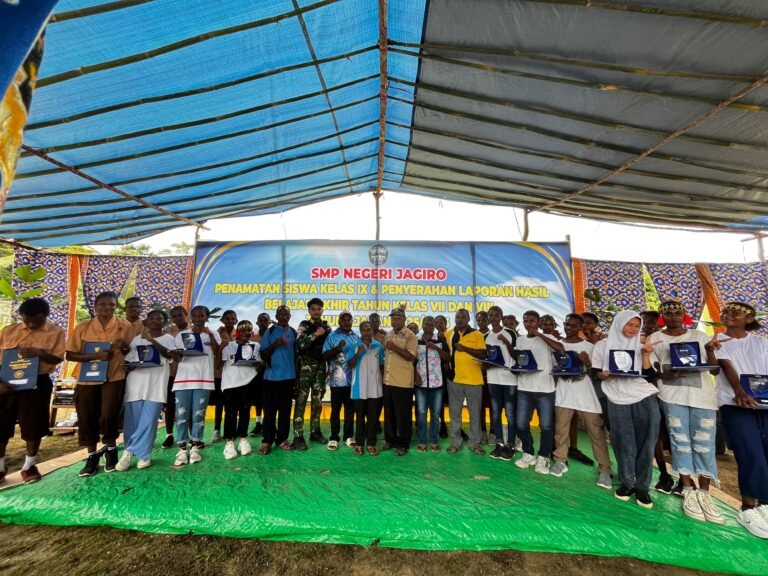 Kelulusan Siswa-Siswi SMP di Distrik Jagiro, Teluk Bintuni, Berlangsung Penuh Haru Bersama Satgas Yonif 410/Alugoro