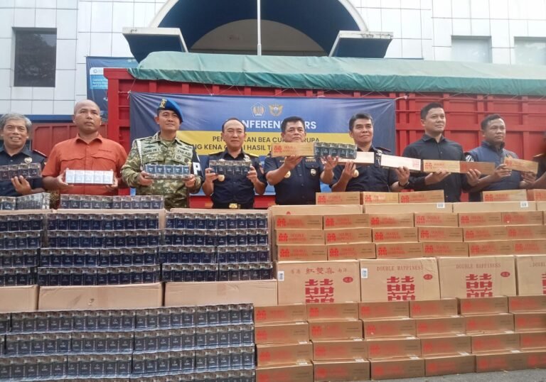 Disamarkan dengan Pakan Ternak, Jutaan Batang Rokok Ilegal Digagalkan di Merak