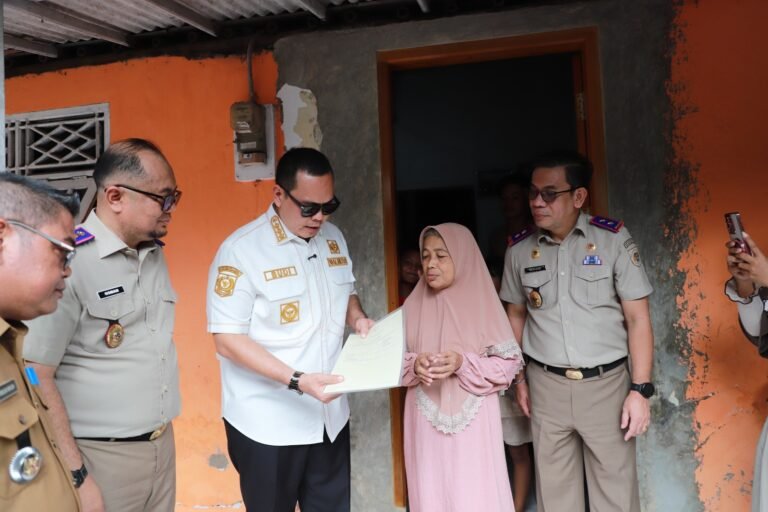 Negara Hadir hingga Pintu Rumah, Sertipikat PTSL Selesai, Langsung Diantar ke Rumah Warga