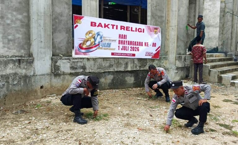 Bakti Religi HUT Bhayangkara Ke-80, Polsek Idi Rayeuk Bersama Warga Bersihkan Masjid
