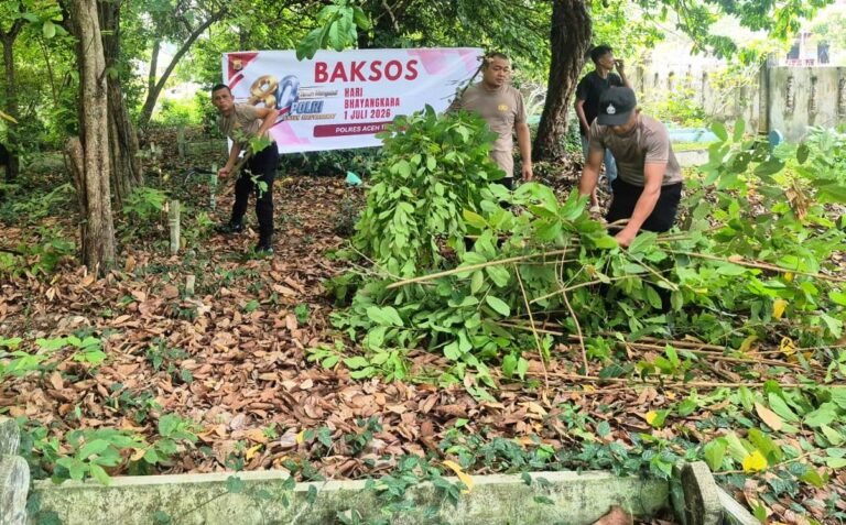 Bakti Sosial HUT Bhayangkara Ke-80, Polsek Peudawa Rawat Makam sebagai Wujud Kepedulian
