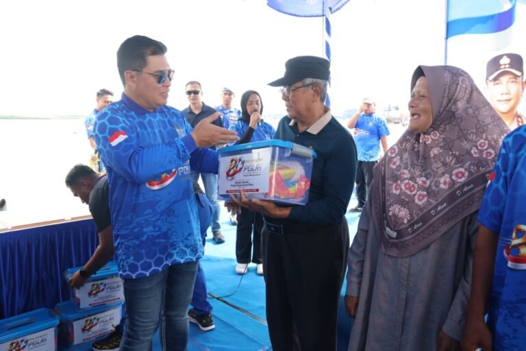 ‎Semarakkan Hari Bhayangkara Ke-80, Polda Kepri Gelar Lomba Dayung Sampan Dan Ketinting Di Tanjung Riau