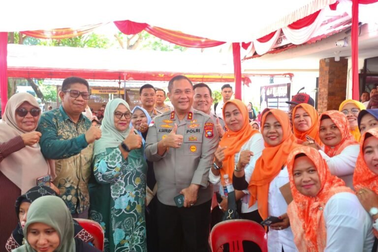 KAPOLDA KEPRI HADIR DI TENGAH MASYARAKAT SEKUPANG, BAWA SEMANGAT BHAYANGKARA LEWAT NOBAR PIALA DUNIA DAN BAKSOS