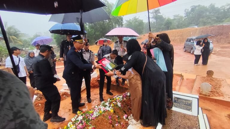 Kalapas Batam Pimpin Prosesi Pemakaman Petugas Lapas Batam, Wujud Penghormatan atas Pengabdian