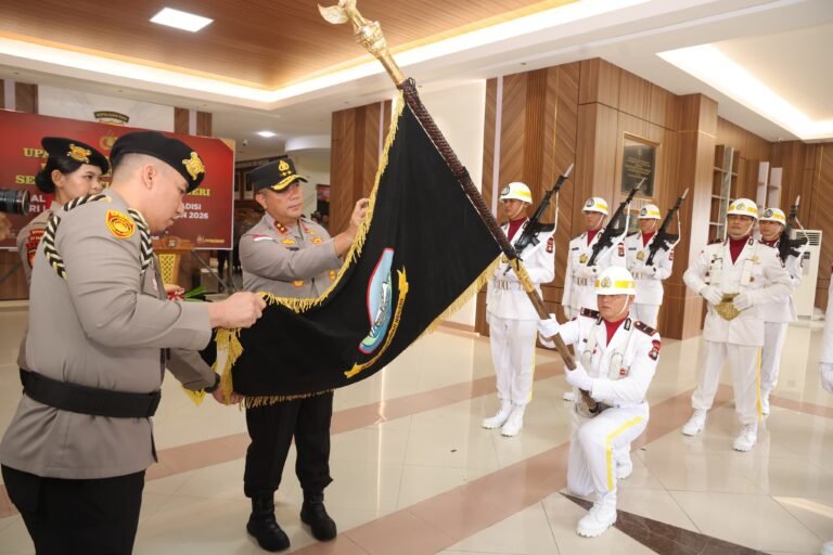 POLDA KEPRI LAKSANAKAN PENSUCIAN PATAKA DAN PEMULIAAN NILAI-NILAI TRIBRATA DALAM RANGKA HARI BHAYANGKARA KE-80