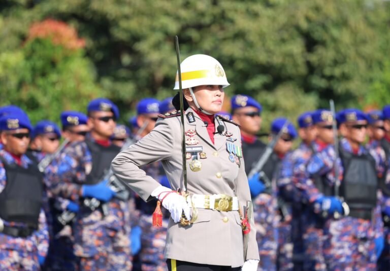 SRIKANDI BHAYANGKARA POLDA KEPRI AMBIL PERAN STRATEGIS SEBAGAI PETUGAS UPACARA HARI BHAYANGKARA KE-80