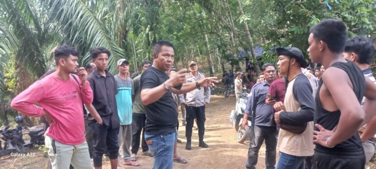 Polres Aceh Timur Amankan Lokasi Kebakaran Penampungan Minyak Tradisional di Darul Ihsan.