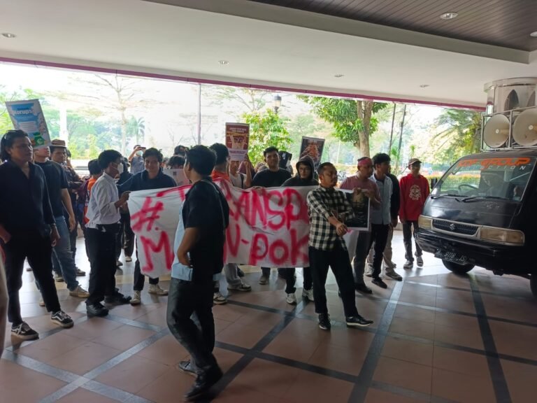 Squad Anak Negara Republik Indonesia (ANRI ANTI KORUPSI) Menggelar Aksi Demo di Gedung DPRD Kab.Tangerang