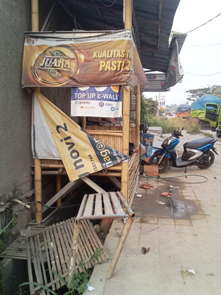 Trotoar Disemen Jadi Area Dagang, Gazebo Berdiri di Atas Drainase, Warung Madura Novi Diduga Langgar Aturan dan Rugikan Aset Negara  ‎