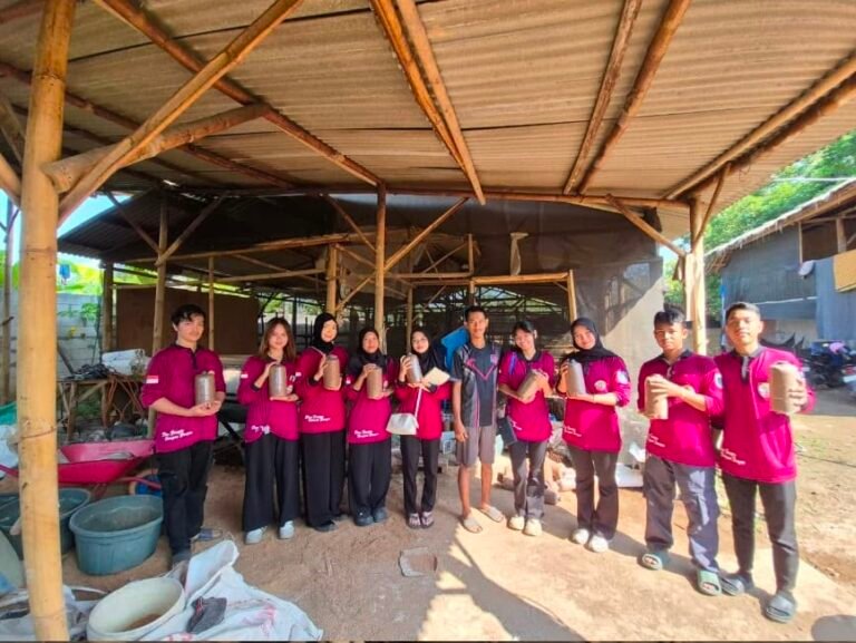 Mahasiswa KKM UNIBA kelompok 2 kelurahan Dalung, Bidang 2 Dampingi UMKM Budidaya Jamur di Jagarayu, Dalung.