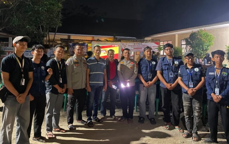 Sinergi Mahasiswa KKM UNIBA dan UIN SMH Banten Gelar Nonton Bareng Piala Dunia Bersama Warga di Kecamatan Petir