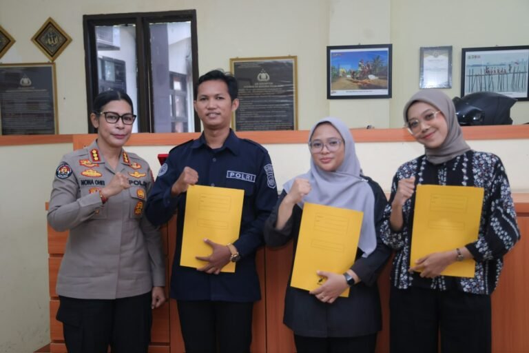 Kabidhumas Polda Kepri Berikan Bantuan BPJS Ketenagakerjaan Kepada PHL