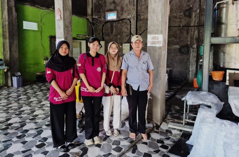 KKM Kelompok 2 Kelurahan Dalung Bidang 2 Ikuti Proses Produksi Ice Kristal Pancuran Mas, Hasilkan Hingga 200 Kantong Es per Hari