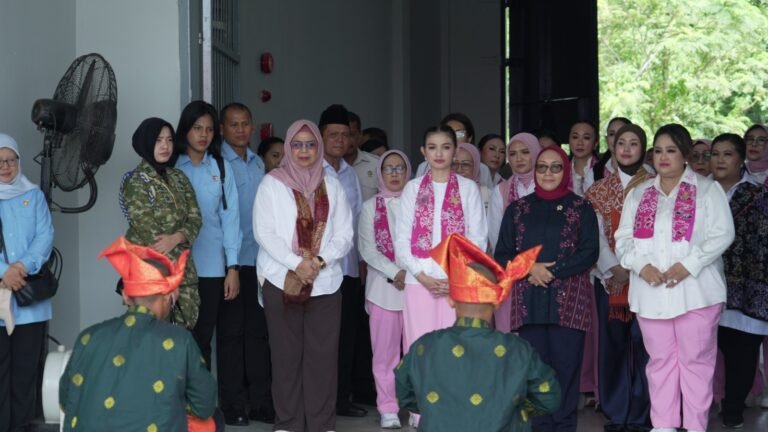 Produk Karya Warga Binaan Rutan Batam Curi Perhatian Ibu Wakil Presiden Dalam Kunjungan Kerja Rangkaian Hari Anak Di Kepulauan Riau