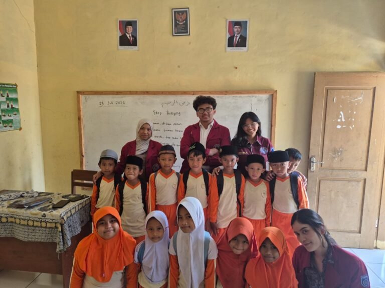Mahasiswa KKM UNIBA Kelompok 2 Jalankan Program “Satu Hari Menjadi Guru” di SD Islam dan Madrasah Diniyah Al Anam Cendekia Kota Serang