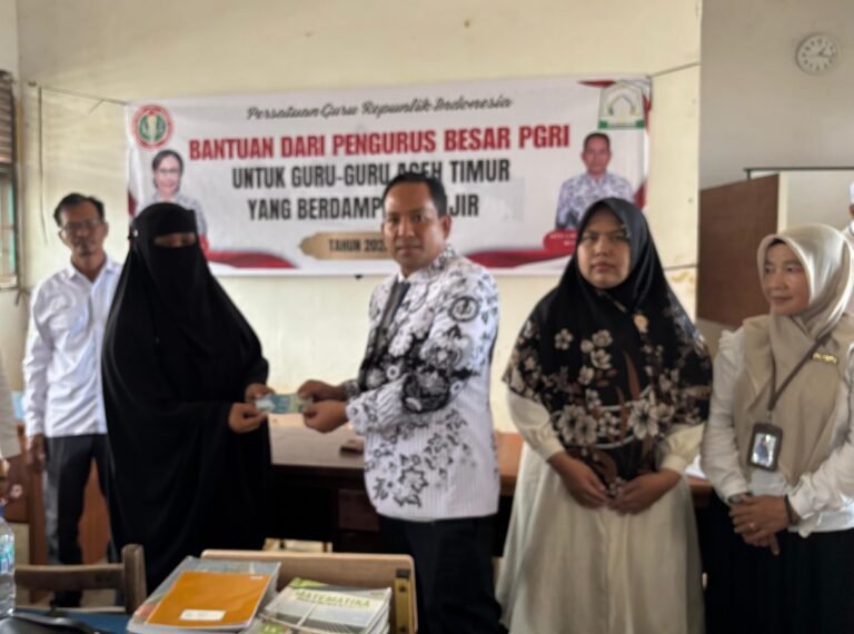 PGRI Salurkan Bantuan untuk Guru Korban Banjir di Aceh Timur