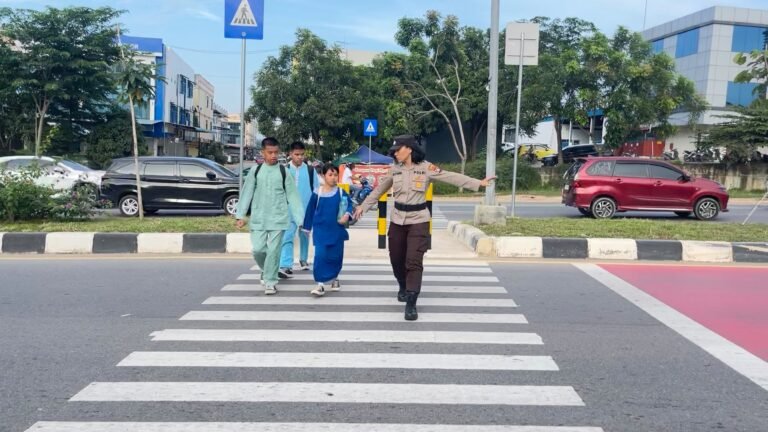 Polwan Polresta Barelang Laksanakan Pengaturan Lalu Lintas di SD Negeri 001 Sungai Panas Demi Keselamatan Siswa
