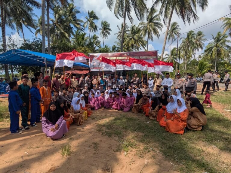 Polresta Barelang Serahkan Ratusan Bendera Merah Putih dan Salurkan Bantuan Sosial di Sembulang Sambut HUT Kemerdekaan RI Ke-81