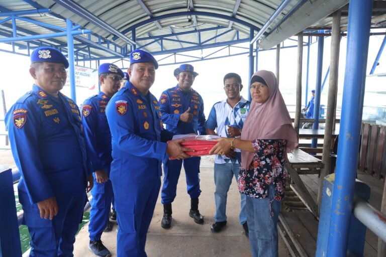 Ditpolairut Polda Kepri Bagikan 1.000 Bendera Merah Putih Di Pulau Kasu Sambut Hut Ke-81 Kemerdekaan RI