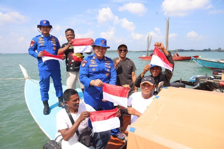 ‎Ditpolairut Polda Kepri Bersama Masyarakat Pasang Bendera Merah Putih Di Kapal Boat Dan Kapal Pancung