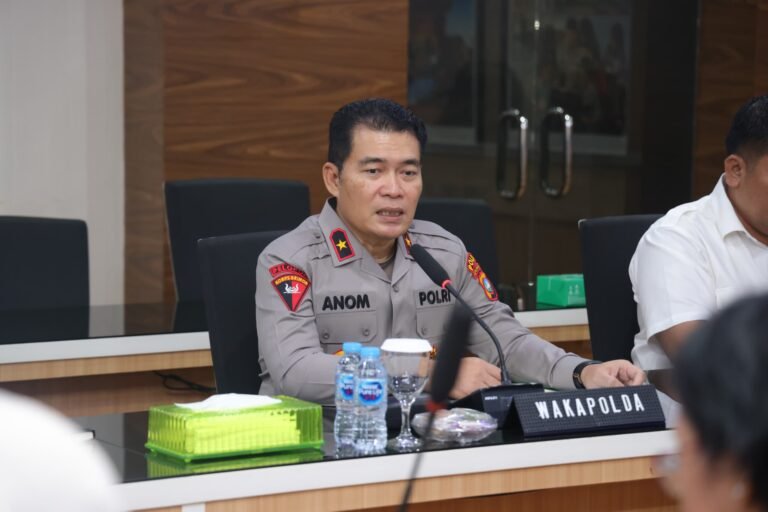 WAKAPOLDA KEPRI TERIMA KUNJUNGAN TIM SEKRETARIAT JENDERAL DPR RI DALAM DISKUSI PEMANTAUAN PELAKSANAAN UU KEIMIGRASIAN