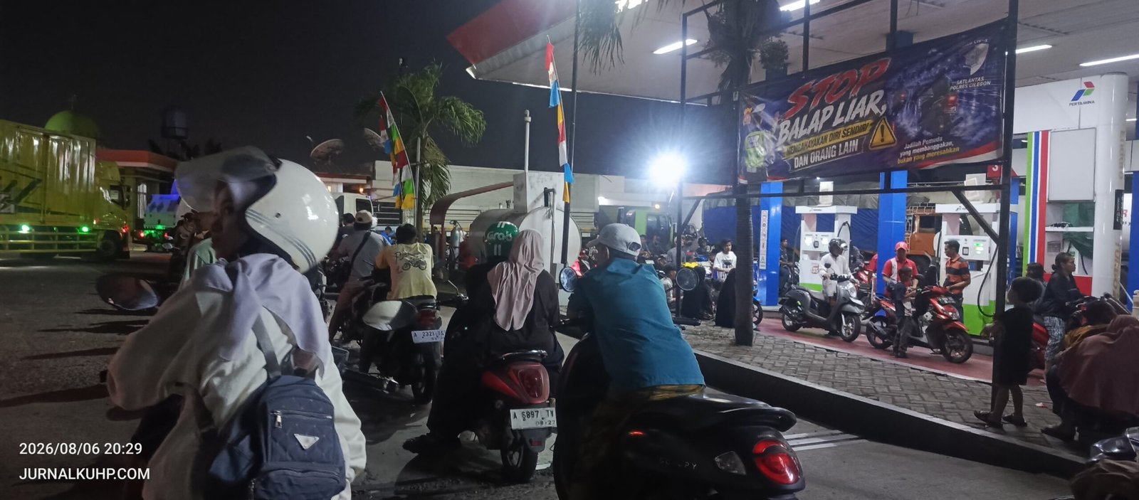 Keluhan Warga Citangkil: Antrean BBM di SPBU Dekat Kawasan Krakatau Steel Mengular Berjam-jam, Diduga Hanya Dua Nozzle Motor Beroperasi pada Malam Hari