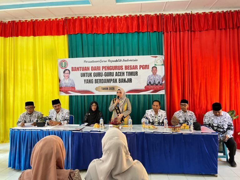 Kepedulian Terhadap Guru-guru Korban Banjir, Bunda Guru PGRI Salurkan Bantuan Di 3 Kecamatan