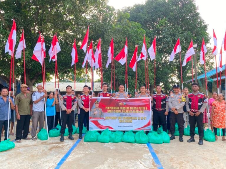 Satlantas, Sat Samapta, dan Sat Binmas Polresta Barelang Bersinergi Semarakkan HUT Ke-81 RI Melalui Pembagian Bendera Merah Putih dan Bantuan Sosial