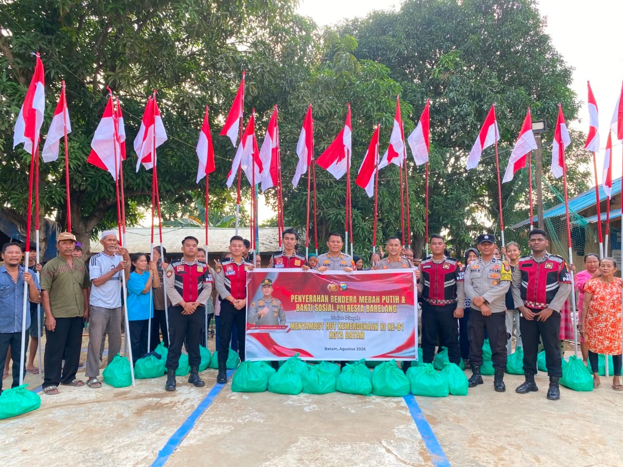 Satlantas, Sat Samapta, dan Sat Binmas Polresta Barelang Bersinergi Semarakkan HUT Ke-81 RI Melalui Pembagian Bendera Merah Putih dan Bantuan Sosial