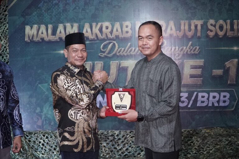 HUT KE-1 YONIF TP 853/BRB, WABUP ACEH TIMUR APRESIASI PRAJURIT BANTU WARGA SAAT BENCANA.