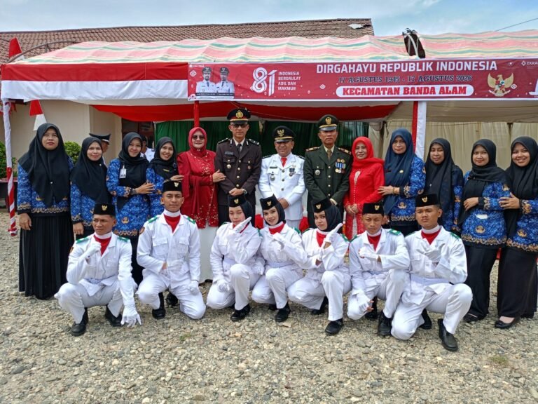 Merah Putih Berkibar di Banda Alam, Camat Azani Pimpin Upacara HUT RI ke-81