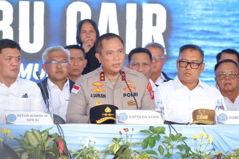 _JOINT OPERATION_ BNN, BEA CUKAI DAN POLDA KEPRI GAGALKAN PENYELUNDUPAN 2,6 TON METHAMPHETAMINE CAIR, SELAMATKAN 14,1 JUTA JIWA