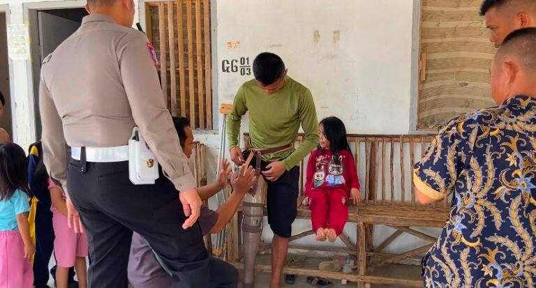 ‎LIUSMAN LAIA KORBAN LAKA LANTAS DAPAT KAKI PALSU DARI SATLANTAS POLRES BINTAN, WUJUD KEPEDULIAN SOSIAL POLRI