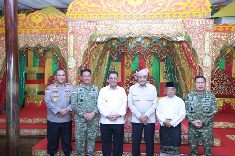 KAPOLDA KEPRI DAMPINGI MENKO POLKAM RI, KUNJUNGAN KE PULAU PENYENGAT