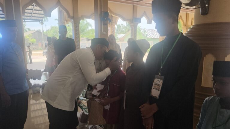 Pang Ateng Hadiri Maulid Nabi Muhammad SAW dan Santuni Puluhan Anak Yatim-piatu di desa Keude Birem Bayeun