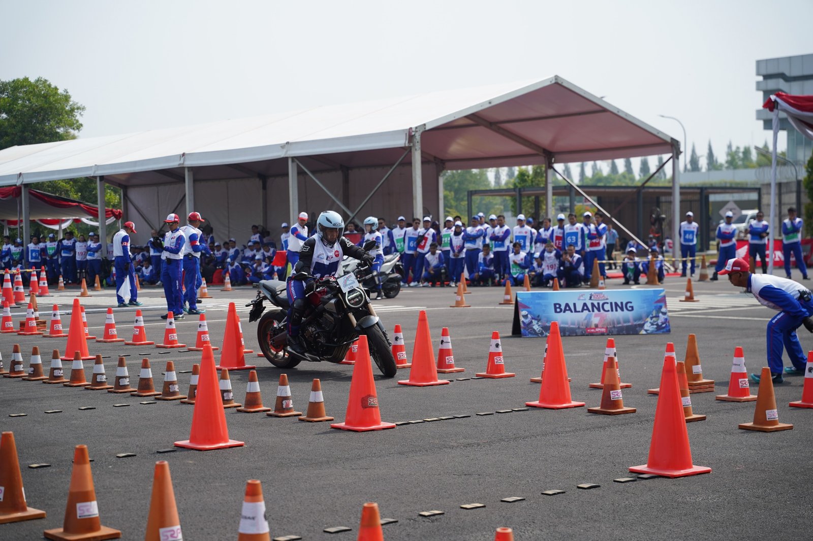 Kapan Badan Harus Miring Saat Menikung Motor? Simak Penjelasan Pakar Safety Riding Honda